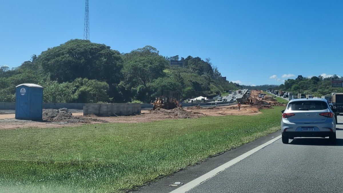 Obra de construção de mais uma faixa de rolamento entre o km 47 e o km 50, da SP-348, sentido interior, na região de Jundiaí