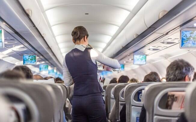 Uma aeromoça, que preferiu não se identificar, revelou algumas coisas que você não deve fazer na viagem de avião Uma aeromoça, que preferiu não se identificar, revelou algumas coisas que você não deve fazer na viagem de avião