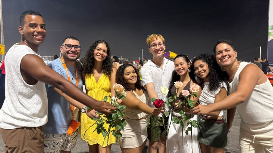 Emerson Santos reúne amigos em Copacabana, aproveita o dia inteiro na orla e aguarda o show de João Gomes para celebrar a chegada de 2026 Emerson Santos reúne amigos em Copacabana, aproveita o dia inteiro na orla e aguarda o show de João Gomes para celebrar a chegada de 2026