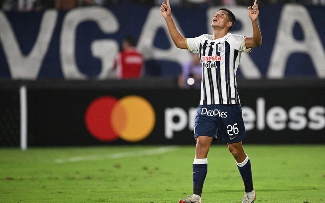 Kevin Serna em ação com a camisa do Alianza Lima