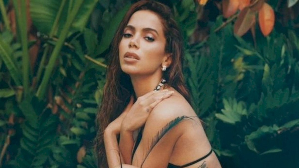 Anitta brinca sobre invasão da mansão na Grécia