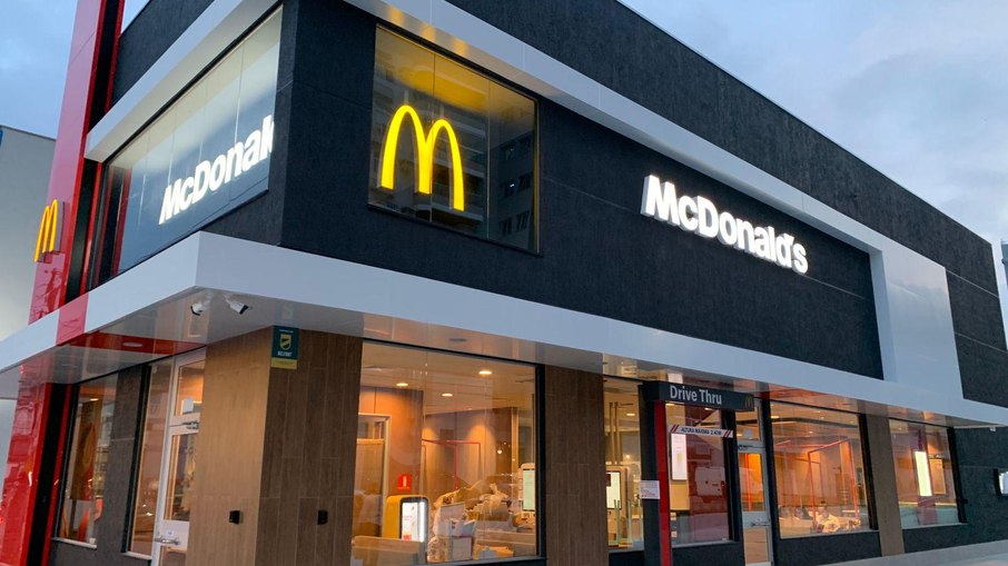 Fachada de um McDonald's Fachada de um McDonald's