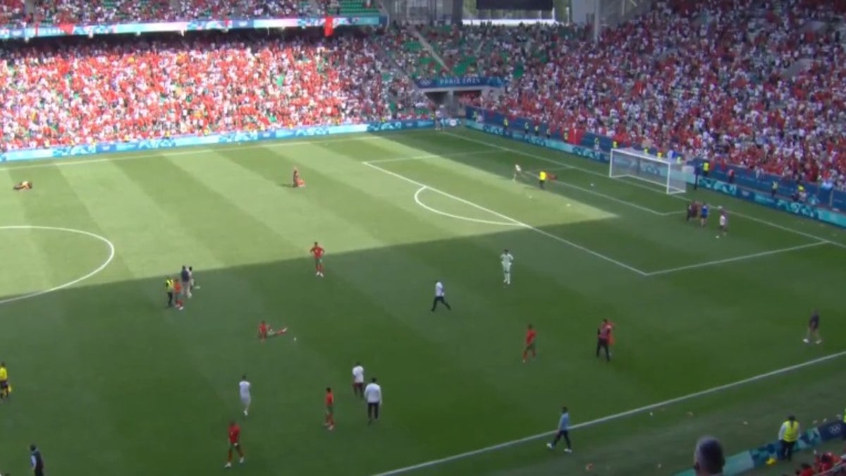 Olimpíadas: jogo da Argentina pelo futebol masculino tem bomba no campo e invasão; assista