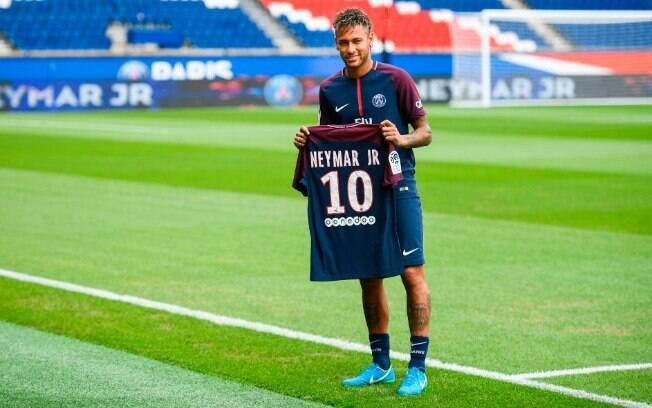 Neymar é o novo camisa 10 do PSG e deve estrear já no final de semana