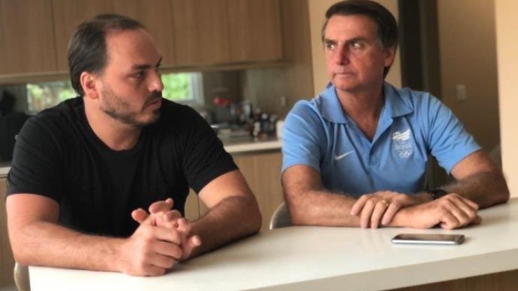 Bolsonaro segue com crises de soluço, diz Carlos, após visita