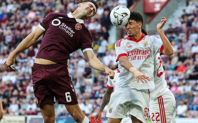 Jogadores de Hearts e Benfica em disputa de bola na terceira fase preliminar da Liga Europa Jogadores de Hearts e Benfica em disputa de bola na terceira fase preliminar da Liga Europa