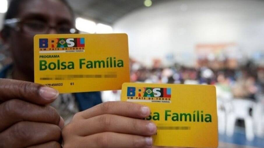 Governo iniciou estudos para trocar cartões do Bolsa Família