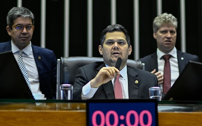 Alcolumbre lê requerimento e CPMI das fraudes no INSS é oficialmente instalada