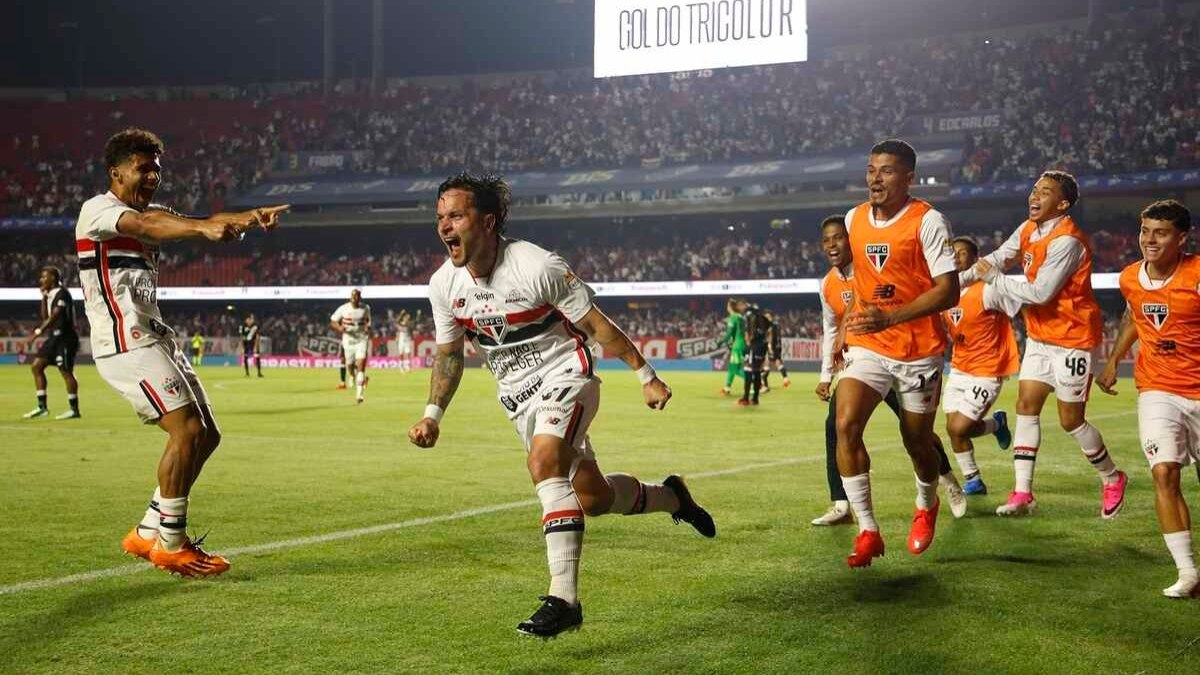 Artur quebra jejum e celebra gol da vitória do São Paulo no MorumBis
