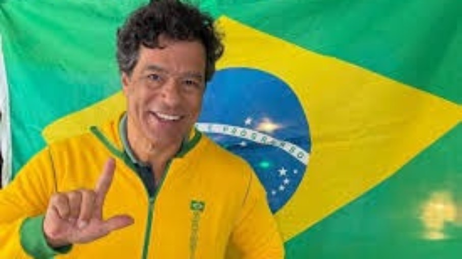Raí faz o L: ídolo do São Paulo e da Seleção Brasileira, que honra o legado do irmão Sócrates, sempre se posiciona do lado da civilização, da democracia e do povo contra a barbárie e o fascimo Raí faz o L: ídolo do São Paulo e da Seleção Brasileira, que honra o legado do irmão Sócrates, sempre se posiciona do lado da civilização, da democracia e do povo contra a barbárie e o fascimo