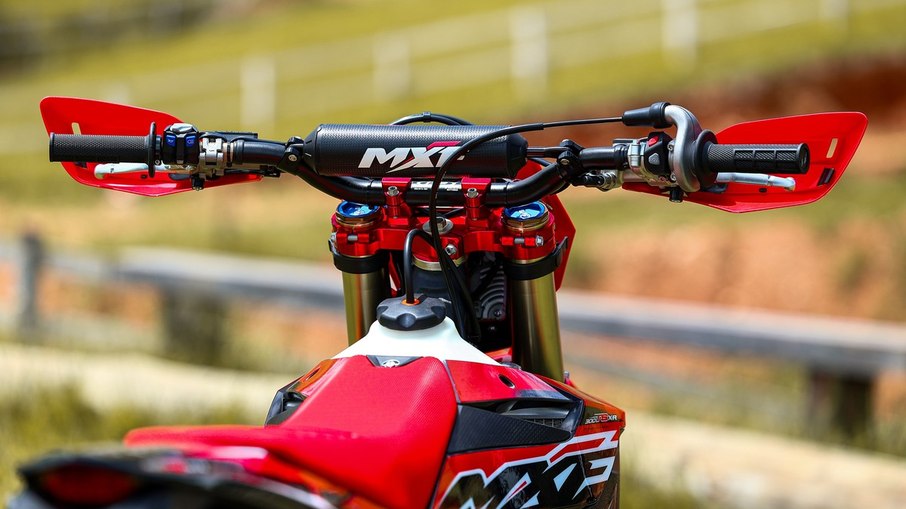 Guidão reforçado e mesa superior compõem o conjunto racing da 300 TSX-R
