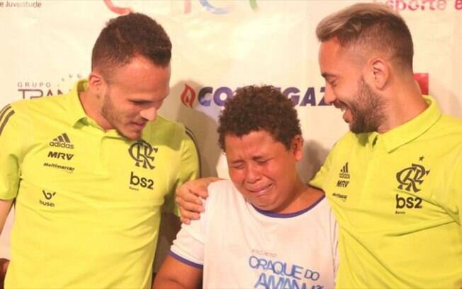 Everton Ribeiro se torna padrinho de projeto social 'Craque do Amanhã'