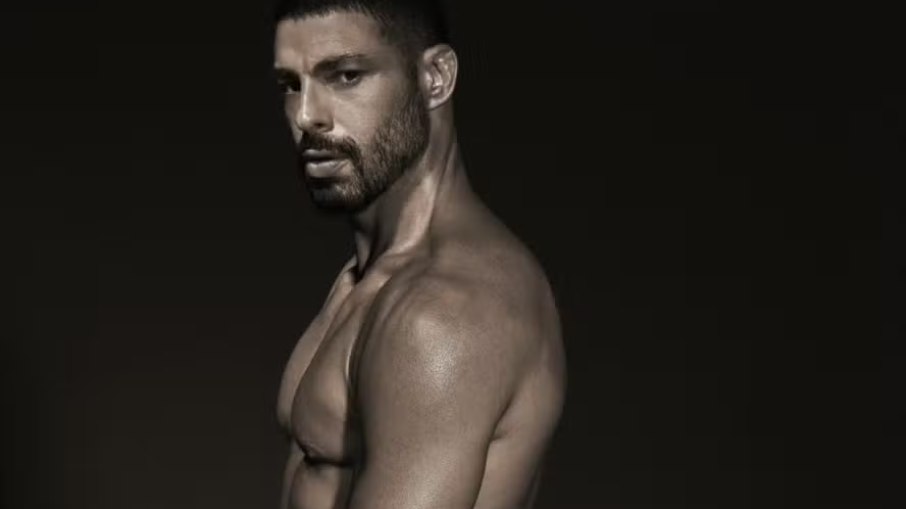 Cauã Reymond posa nu e agita a web no dia do final de 'Vale Tudo'