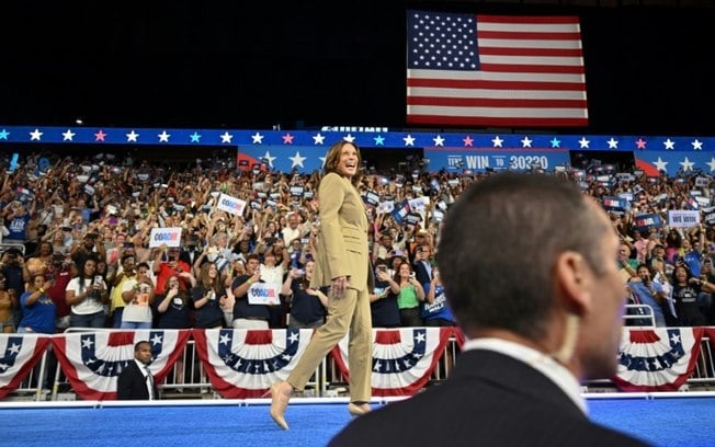 A atual vice-presidente dos Estados Unidos, Kamala Harris, durante evento de campanha no Arizona, foi recebida com grande entusiasmo desde que o presidente Joe Biden desistiu da disputa e a apoiou