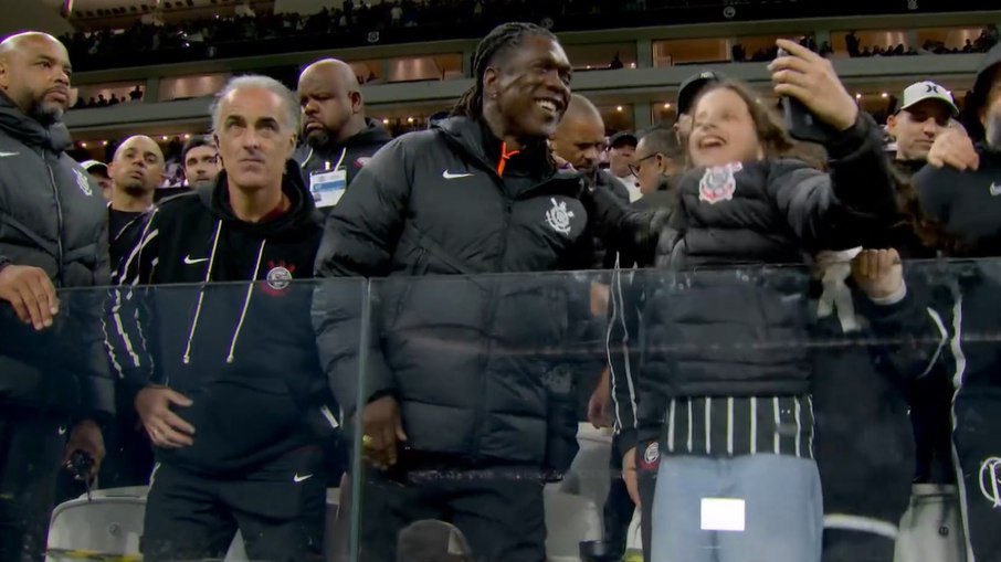Fora do banco, Seedorf assiste jogo do Corinthians na torcida