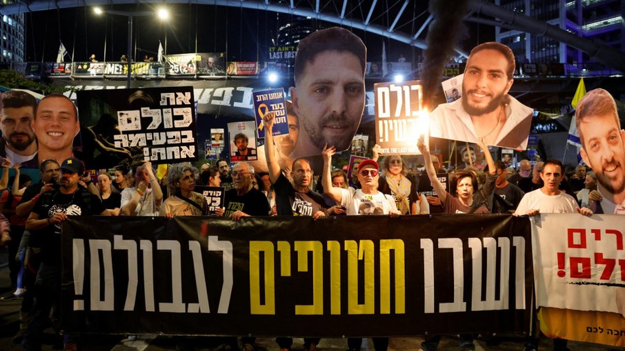 Os israelenses saem às ruas para pedir a volta dos reféns para casa.