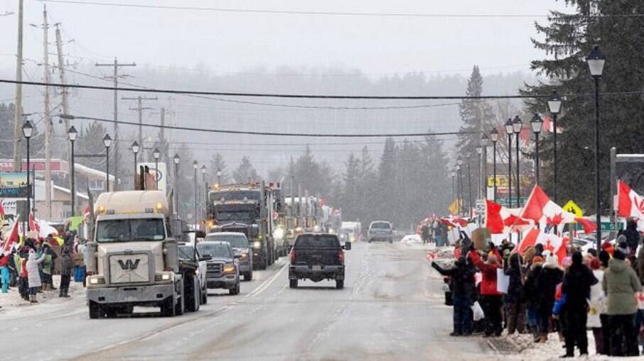 Desfile de caminhões e veículos passa pelas Cataratas de Kakabeka, nos arredores de Thunder Bay, Ontário