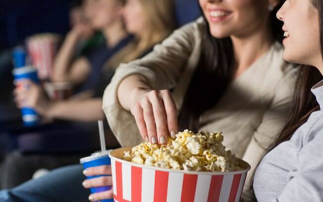 Ir ao cinema sozinha ou com amigas pode ser uma boa pedida para se divertir