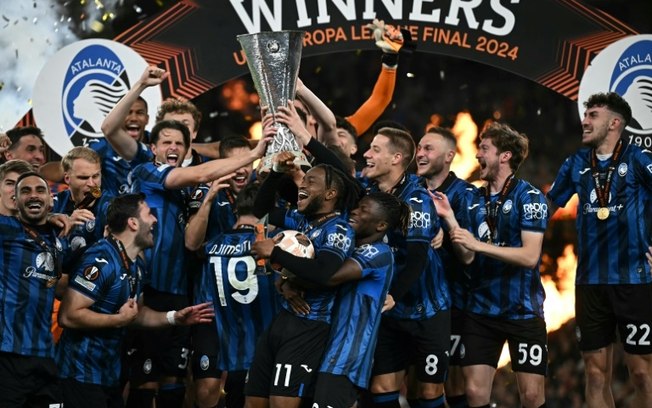 Jogadores da Atalanta comemoram a conquista da Liga Europa após a vitória sobre o Bayer Leverkusen, no dia 22 de maio de 2024 em Dublin, na Irlanda
