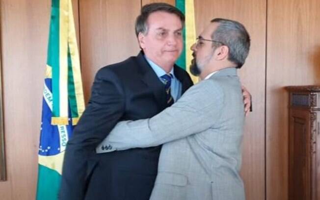 Weintraub pediu um abraço de Bolsonaro ao anunciar saída do MEC