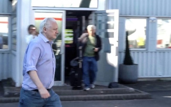 Julian Assange no aeroporto de Stansted, em Londres, após sua libertação, em uma captura de tela de um vídeo divulgado pelo WikiLeaks