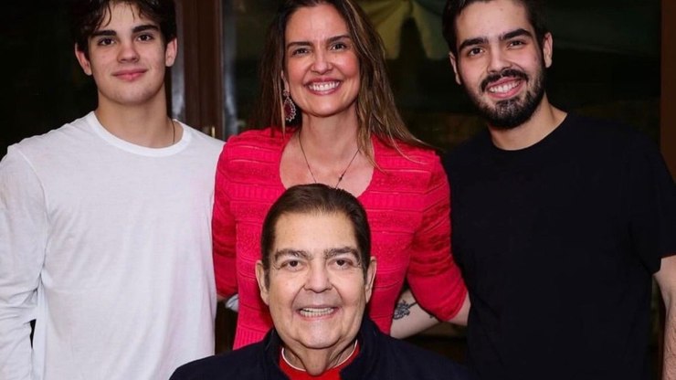 Faustão completa 76 anos e recebe homenagem da esposa