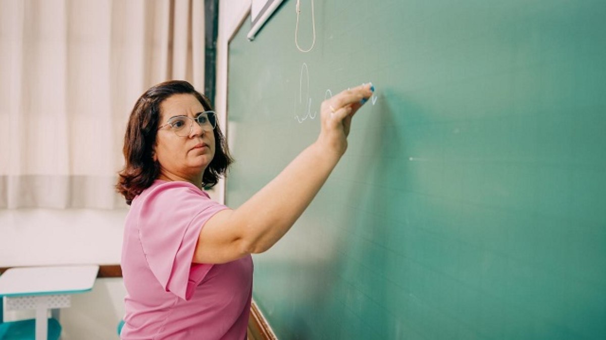 Medida inclui dois diretores, um vice-diretor, um coordenador pedagógico, nove professores de nível 1, além de docentes de matemática e ciências, três auxiliares de desenvolvimento infantil e um ajudante geral 