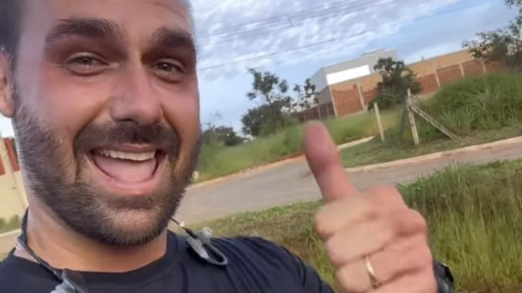 Moraes notifica Eduardo Bolsonaro sobre denúncia da PGR