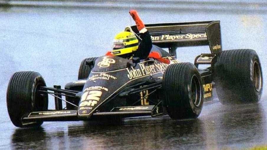Ayrton Senna desfilou ao longo do autódromo de Estoril Ayrton Senna desfilou ao longo do autódromo de Estoril