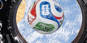 Vídeo: astronautas jogam futebol no espaço para explicar estudos