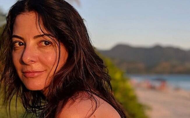 De férias na Ilha Montão de Trigo, Ana Paula Padrão compartilhou foto exibindo cabelo e beleza natural na praia