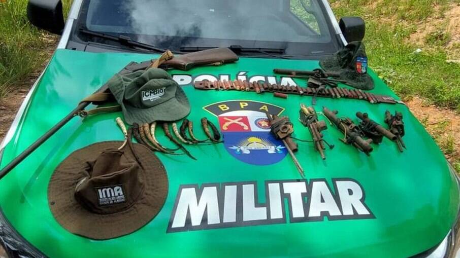 Armas e equipamentos de caça foram encontrados durante operação