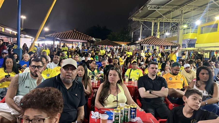 De azul e amarelo, Unidos da Tijuca festeja em estreia do Brasil