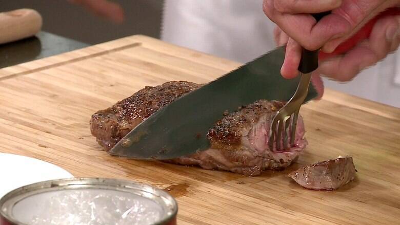 Aprenda a fazer um delicioso entrecôte a cavalo servido com ovo pochê