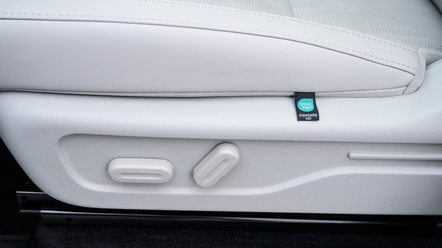 Banco do motorista tem seis ajustes elétricos; o do passageiro oferece quatro.