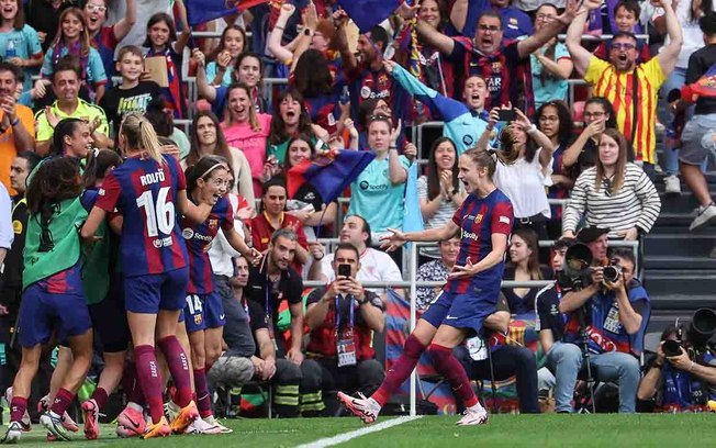 Aitana Bonmatí (encoberta) festeja o seu gol para o Barcelona na final da Champions femninina contra o Lyon