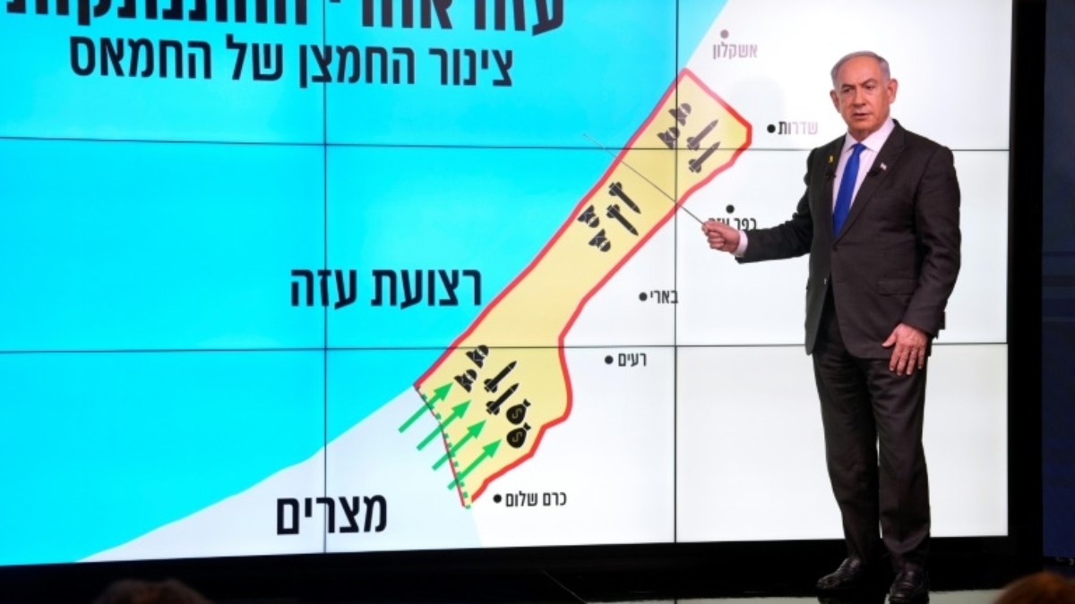 Benjamin Netanyahu mostra o corredor, na fronteira entre Egito e Gaza