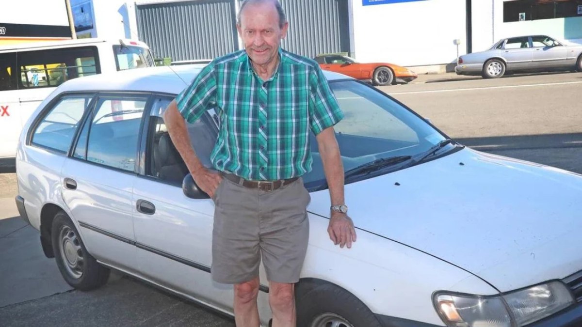 Graeme Hebley ao lado do Toyota Corolla com mais de 2 milhões de km rodados Graeme Hebley ao lado do Toyota Corolla com mais de 2 milhões de km rodados
