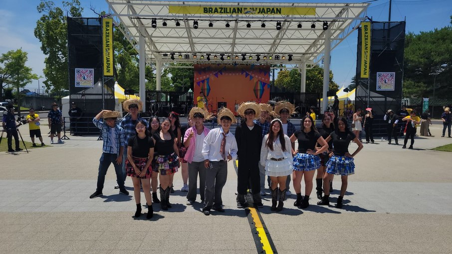 Estudantes brasileiros apresentaram a tradicional quadrilha junina