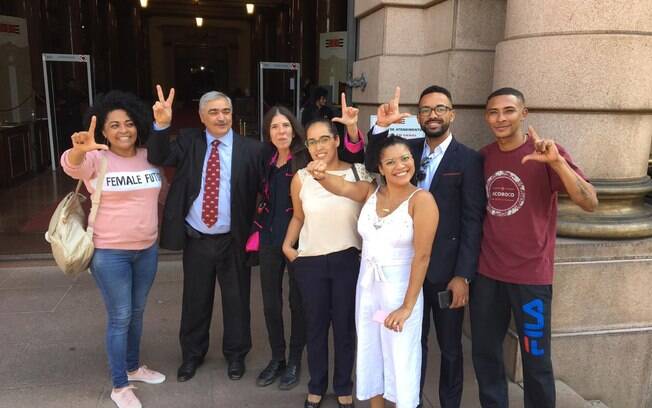 Amigos e advogados de Preta Ferreira comemoram o habeas corpus