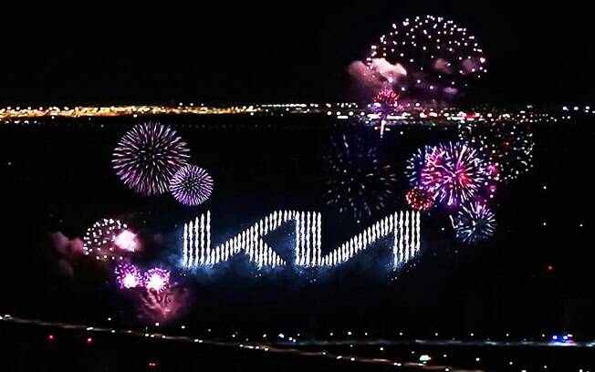 Novo logo da Kia aparece no meio de fogos de artifício marcando uma nova fase na história da marca coreana