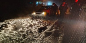Carro atola no gelo acumulado após queda de granizo no RS; vídeo