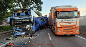 Engavetamento na Dutra deixa 38 feridos e mata um motorista