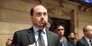 Carlos Bolsonaro tenta visitar pai na PF e é impedido