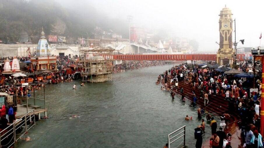 Devotos hindus se banham no Ganges 
