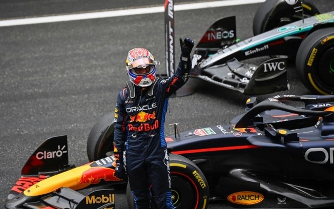 O piloto holandês da Red Bull Racing, Max Verstappen, gesticula após vencer a corrida sprint antes do Grande Prêmio da China de Fórmula 1 no Circuito Internacional de Xangai, em 20 de abril de 2024.