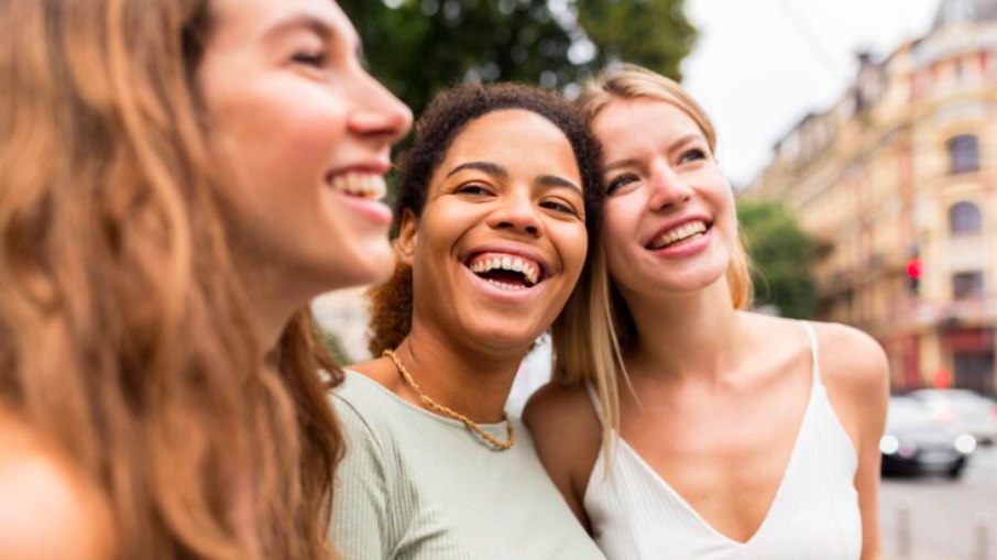 Como as mulheres moldam seu comportamento em busca da felicidade?