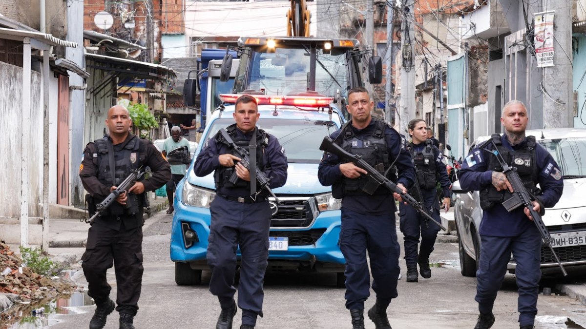 Policiais do 18º BPM removem barricadas na Cidade de Deus durante a Operação Barricada Zero. Policiais do 18º BPM removem barricadas na Cidade de Deus durante a Operação Barricada Zero.
