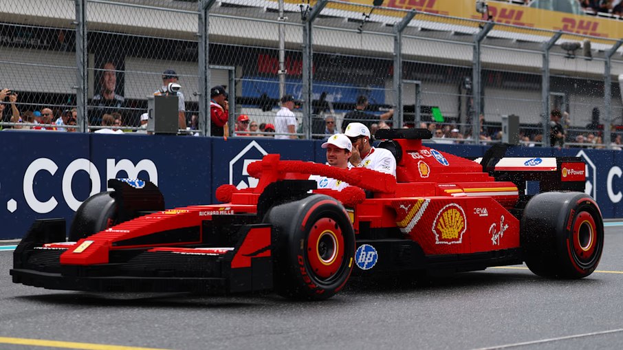 Cada carro possui aproximadamente 400 mil peças LEGO e pode chegar a 20km/h Cada carro possui aproximadamente 400 mil peças LEGO e pode chegar a 20km/h