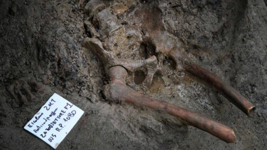 Arqueólogos encontram esqueleto de 'fugitivo' em cidade italiana; veja